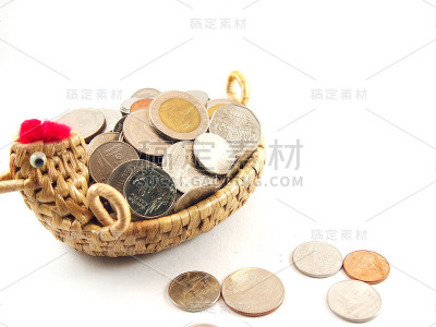 省钱，放在鸡形篮子里的硬币，泰铢