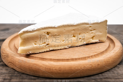 美味的布里奶酪放在木盘子里