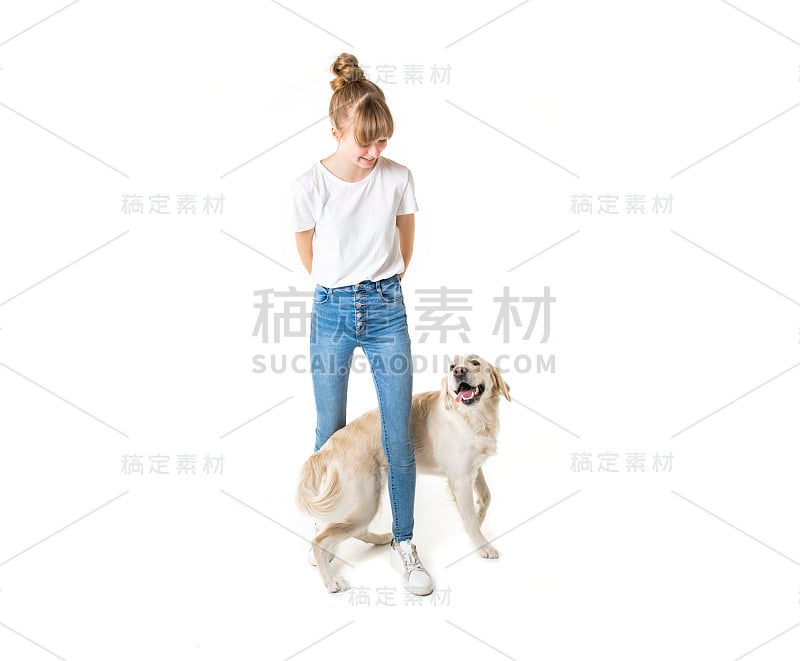 漂亮的少女和她美丽的金毛猎犬在白色的背景