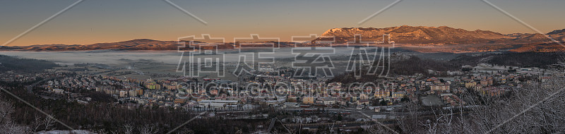 后伊纳与纳米的全景