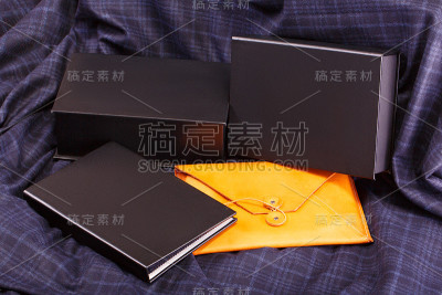 位于织物上的文具或办公用品