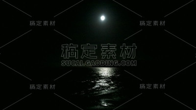 月光在海滩