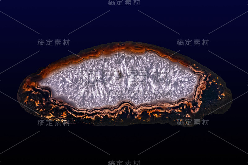 抛光的玛瑙和石英片，孤立在深色/白色背景上。