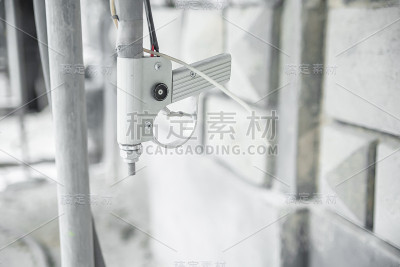 用于高压喷砂的枪。用石雕装饰元素修复历史建筑。喷砂清理机。