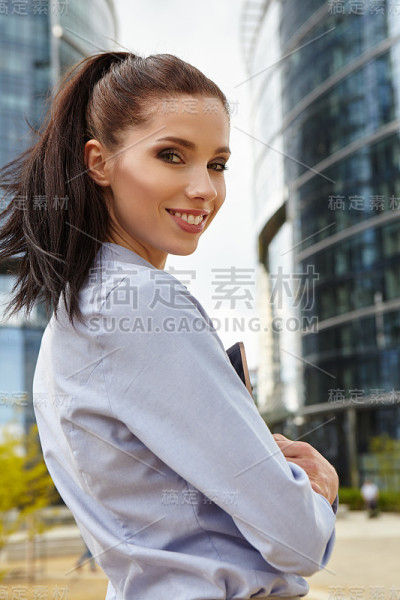 快乐的年轻学生，带着咖啡