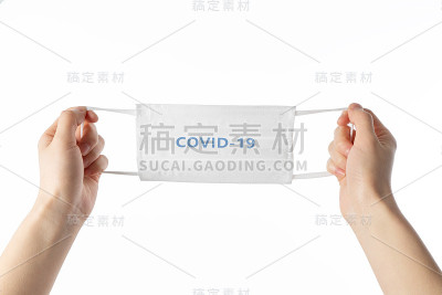 手拿白色医用口罩
