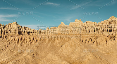 蓝天映衬下风化的粘土岩层