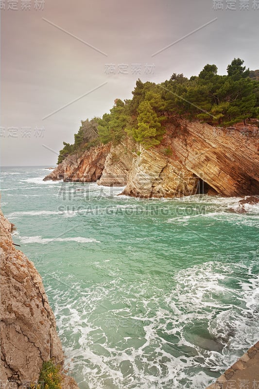 美丽的海景，海边的岩石