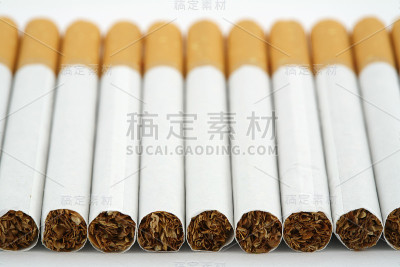几支香烟堆放在桌子上