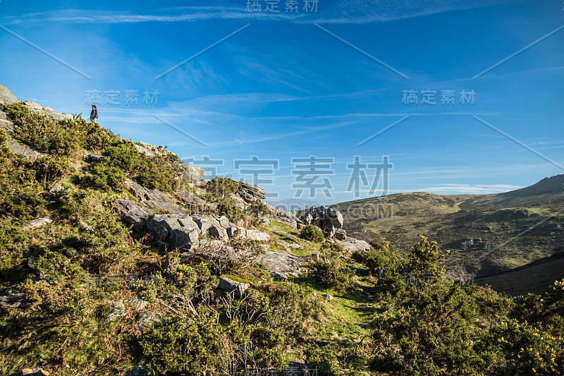 美丽的风景岩石景观与人徒步旅行在山顶上的大西洋海岸线，巴斯克国家，法国