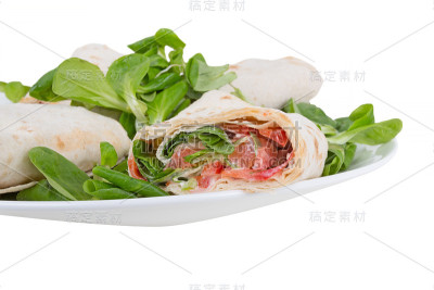 皮塔饼和三文鱼放在盘子里