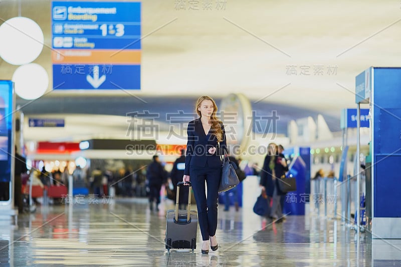 年轻的商务女性在国际机场