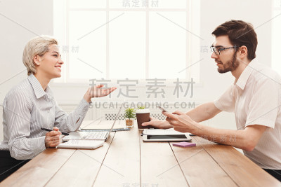 一对年轻的同事在现代办公室工作
