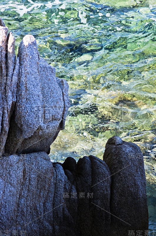 希腊西托尼亚清晨的海岩和绿松石般的海水