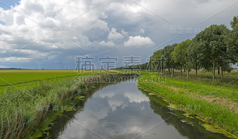 云在运河上穿过乡村风景