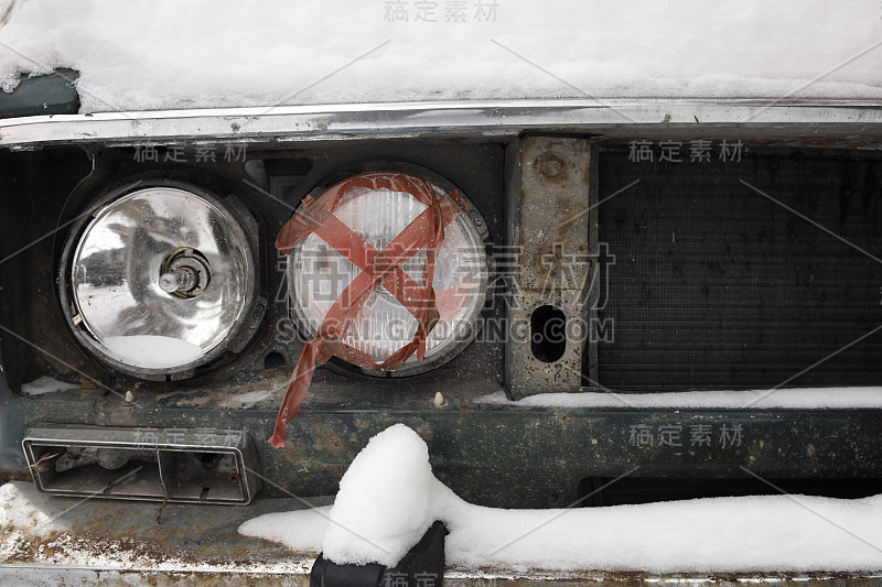 冬季损坏的汽车