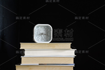 有书和钟的家庭办公室