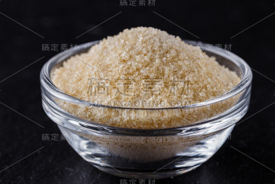 天然动物明胶在一个黑色的石头背景