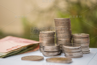 财务报表上的商业图与硬币。
