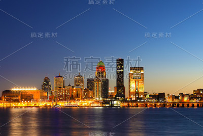俄亥俄河上的路易斯维尔夜景