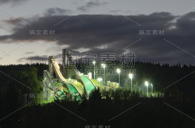 滑雪跳跃山在夜间照明