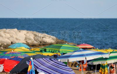 沙滩伞上的沙滩和大海