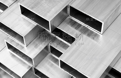 门窗用铝型材制造。结构金属铝形状。铝型材纹理。铝材建筑工厂背景。黑色和白色