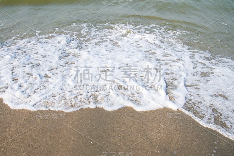 清晨热带海滩的海浪