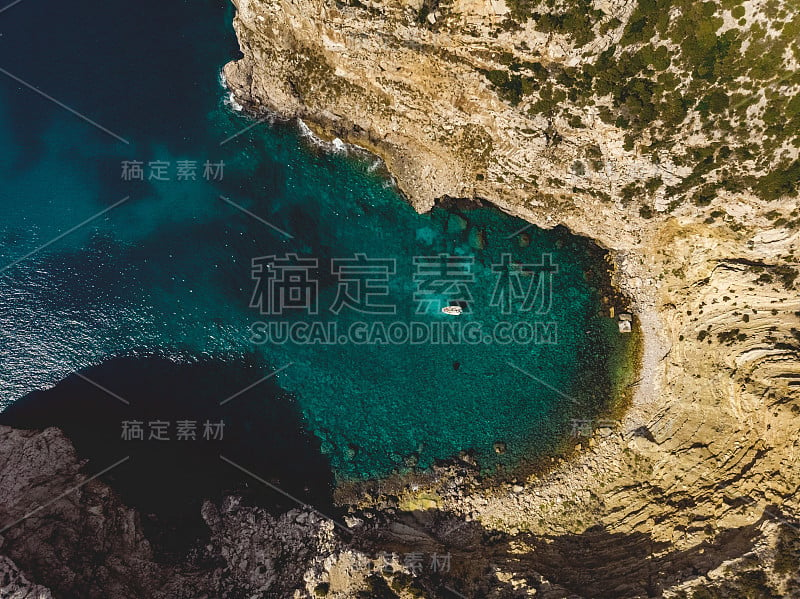 俯视图无人机空中田园般的地中海湾水域与休闲船