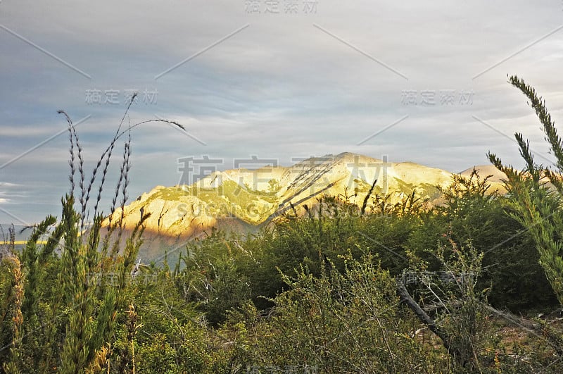 日落时阿根廷安第斯山脉的风景