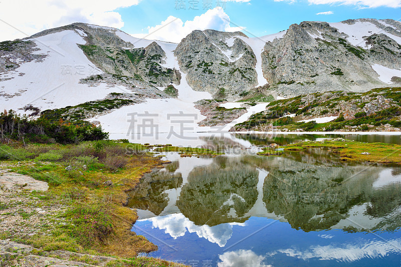 雪山与高山湖泊相映成趣