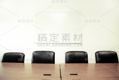 空白白板与四个黑色椅子和桌子