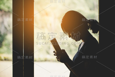 少女祈求上帝保佑，愿有一个更好的生活。