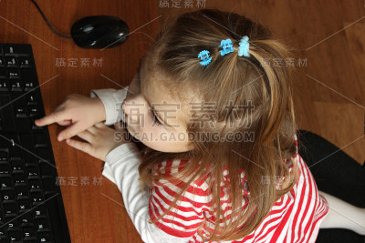 小女孩在电脑前