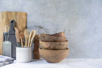 木制厨房背景与厨房用具