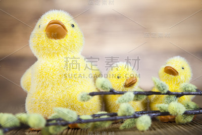 带柳絮、蛋的复活节鸭子