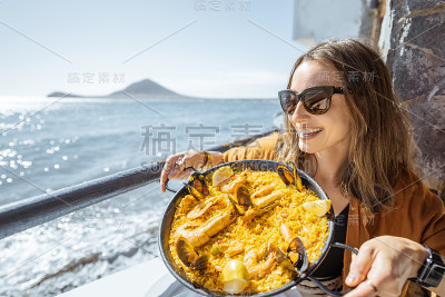 在海边吃海鲜的女人