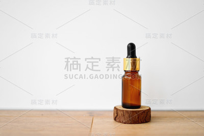 棕色瓶子和滴管，白色背景。精油或香精。