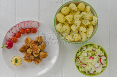 炒花椰菜，土豆和沙拉