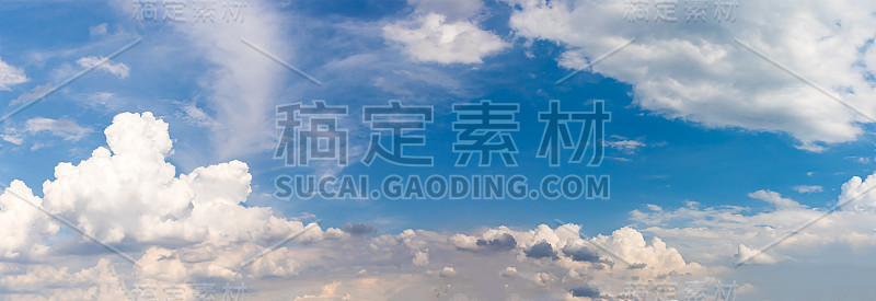 梦幻般的全景白云映衬着蓝天