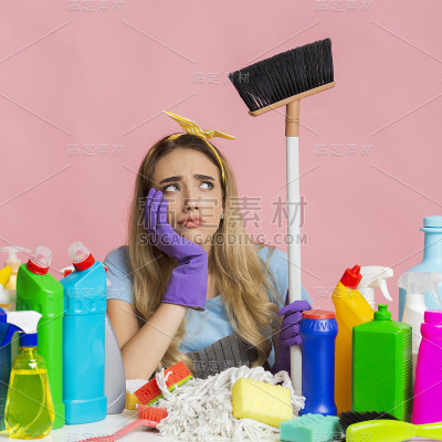家务活。体贴的女孩拿着拖把