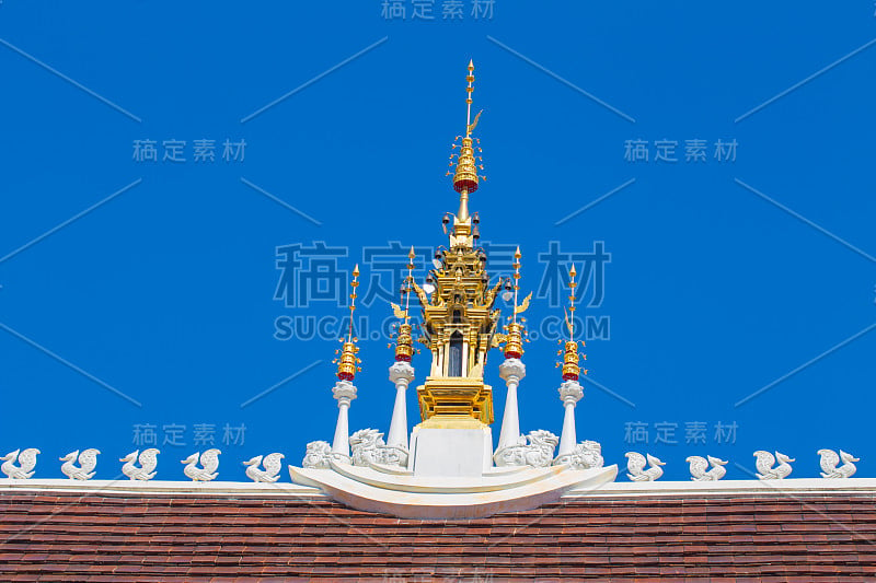 美丽的泰国兰那寺建筑:泰国清迈Inthakhin Sadue Muang寺的教堂屋顶。