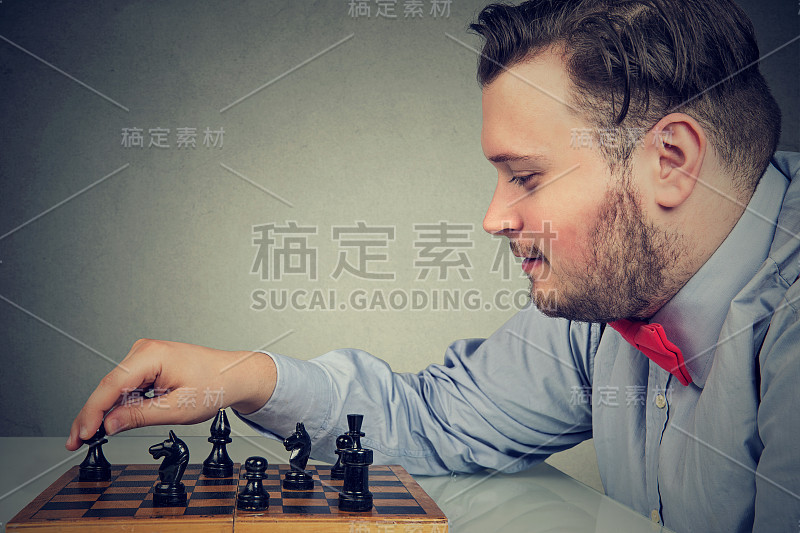 专心下棋的人