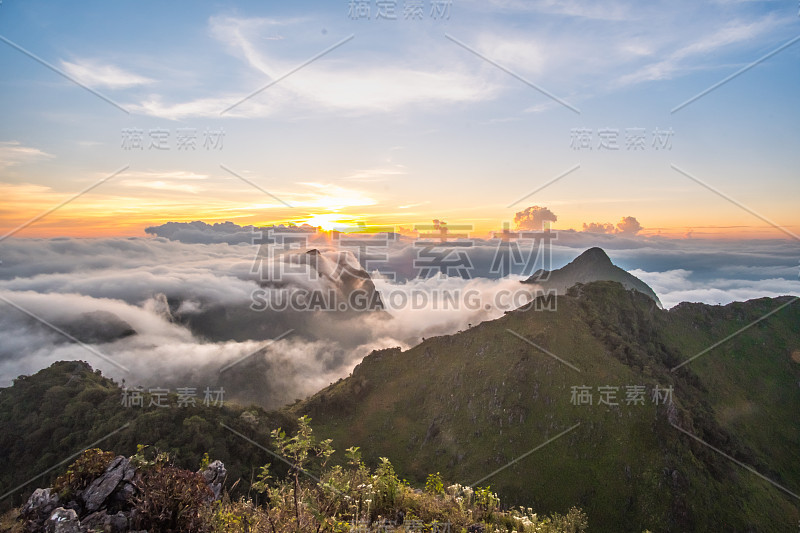 梦幻般的日出在岩石山顶上，看到雾气蒙蒙的山谷。山景城。多雾的山。梦幻福勒斯特。日出云。森林山。秋天的