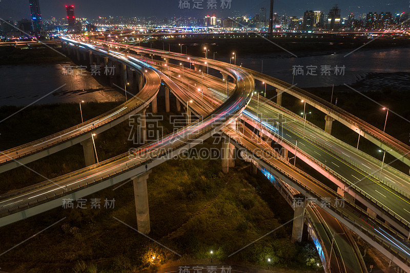 台湾新北市，美丽曲折的江水，映照天空，桥梁，城市美丽的风景。