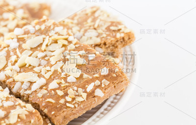 饼干。生姜饼干。白色背景上撒上糖和糖屑的家庭烘焙饼干