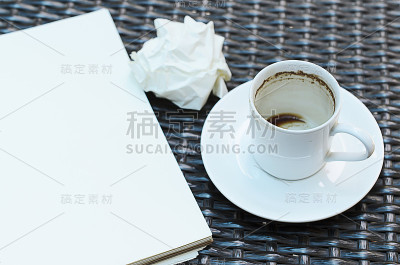 笔记本和咖啡杯和纸球