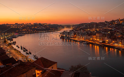 日落时分的波尔图全景。