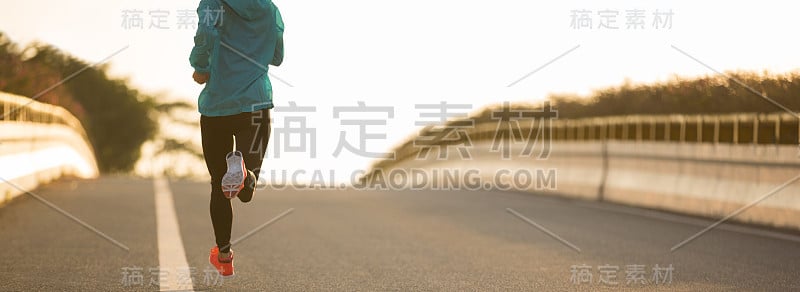 健身女性在城市道路上跑步