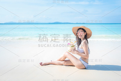 夏天海滩的女人